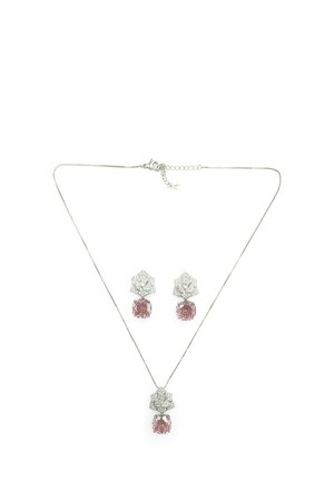Set di gioielli in tono argento che include una collana con un pendente geometrico e orecchini abbinati, entrambi decorati con accenti in cristallo rosa.