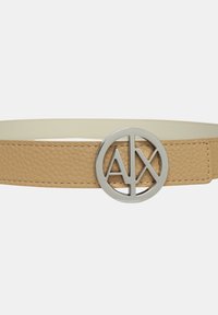 Cintura in pelle beige con finitura testurizzata e fibbia circolare in argento che presenta le iniziali "AX" in un design moderno.