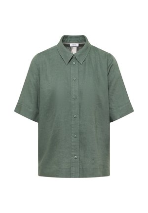 Grünes Kurzarm-Hemd mit spitzem Kragen, sieben Knöpfen vorne und einem Etikett mit der Aufschrift „Cecil“ innen im Kragen.