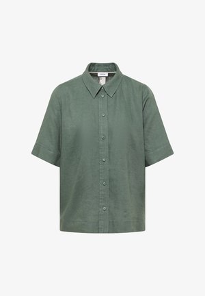 Grünes Kurzarm-Hemd mit spitzem Kragen, sieben Knöpfen vorne und einem Etikett mit der Aufschrift „Cecil“ innen im Kragen.