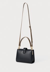 Melnas ādas rokassomi ar strukturētu formu, kurai ir noņemama brūna plecu siksna, zelta krāsas furnitūra un atloka aizdare.