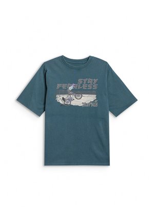 Ciemno morski t-shirt z krótkim rękawem z grafiką motocyklisty wykonującego wheelie oraz napisami „Stay Fearless” i „No limits just fun” na przodzie.