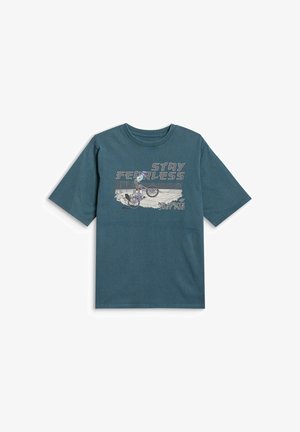 Ciemno morski t-shirt z krótkim rękawem z grafiką motocyklisty wykonującego wheelie oraz napisami „Stay Fearless” i „No limits just fun” na przodzie.