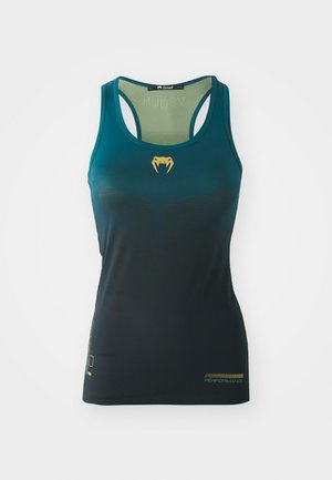 Roheline ja must sporditop, millel on gradientdisain, võrgumaterjal, kuldne logo ja võidusõidu tagant lõige. Tekstuurilised aktsendid ääres.