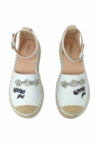 Espadrillas bianche con cinturino alla caviglia, caratterizzate da ricami "Gaelle girl", dettagli floreali argento e suola in iuta intrecciata.