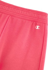 Roze sportshorts met een elastische tailleband en subtiele zijnaad. Heeft een wit logo aan de onderkant aan de rechterzijde. Zachte katoenen mix materiaal.