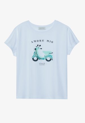 T-shirt bleu clair à col rond, à manches courtes, avec un imprimé graphique d'une scooter orné de sequins. Le texte indique "AMORE MIO ITALY."