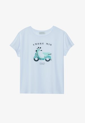 Gaiši zils T-krekls ar apaļu kakla izgriezumu, īsām piedurknēm un izdrukātu grafiku ar skūteri, kas rotāts ar paildzinājumiem. Teksts: "AMORE MIO ITALIJA."