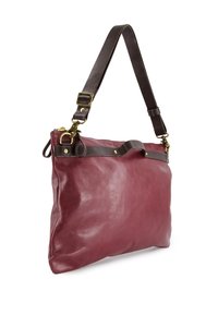 Leren tas in donker bordeaux met een gladde textuur, voorzien van een bruine verstelbare schouderband en gouden hardwareaccenten. Eenvoudig, rechthoekig ontwerp.
