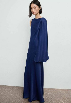 Vestido de noche azul marino con un diseño de un solo hombro, tela fluida y manga larga en forma de campana. Textura suave y silueta ajustada.