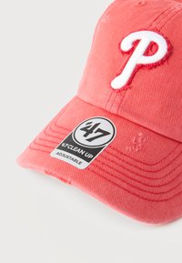 Κοραλλί καπέλο μπέιζμπολ με λευκό κεντητό «P» στο μπροστινό μέρος και αυτοκόλλητο «47 CLEAN UP ADJUSTABLE» στην καμπυλωτή γείσο.