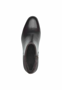 Bottine noire en cuir avec un bout arrondi et une finition lisse ; comporte une fermeture éclair sur le côté et une doublure intérieure douce de couleur sombre.
