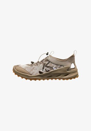 Sandalo outdoor marrone e grigio con tomaia in mesh, lacci a chiusura rapida, suola in gomma robusta e passante sul tallone, visto di lato su sfondo bianco.