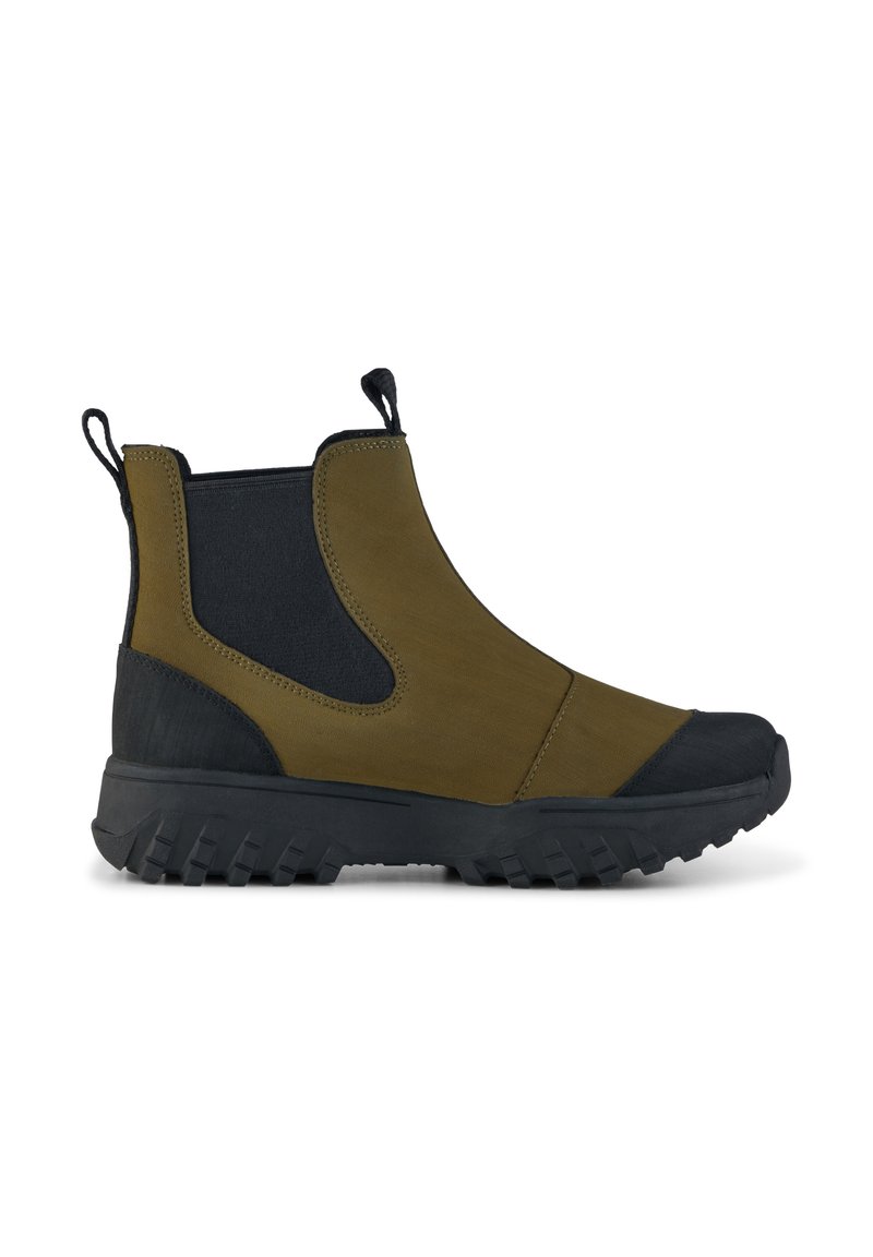 Botines Chelsea de altura al tobillo en verde oliva y negro, con suela de goma texturada, paneles laterales elásticos y lengüetas para ponerlos y quitarlos fácilmente.