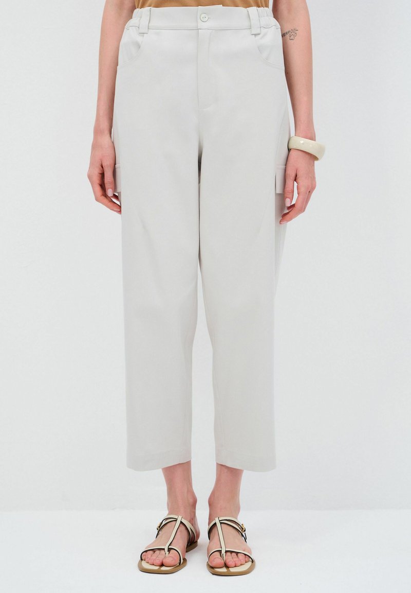 Lichtgrijze broek met wijde pijpen en een hoge taille, zijzakken en omgeslagen zoom. Gemaakt van een soepele stof en voorzien van een knoopsluiting.