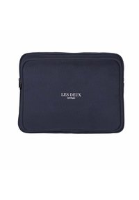 Mørkeblå laptop sleeve lavet af tekstureret stof med lynlås. Forsiden har "LES DEUX" logoet i hvid tekst.