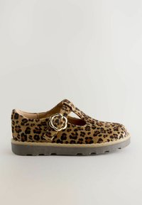 Chaussure imprimée léopard avec un bout arrondi, bande de style Mary Jane, boucle en forme de fleur dorée et tissu texturé sur une semelle en caoutchouc grise.