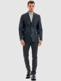 Läderblazer i mörkblått med enknappsstängning och slag. Matchat med grå rutiga byxor och svarta skor.