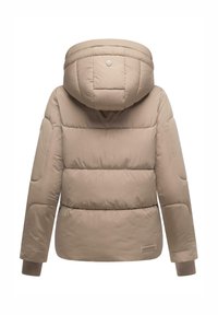 Beige Daunenjacke mit Kapuze, die über gesteppten Bereiche, Rippbündchen und ein Logo auf dem Rücken verfügt. Glatte Textur, leichtes Design.