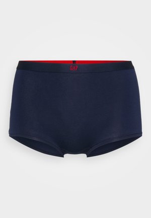 Boxer-briefs pour hommes bleu marine avec une ceinture noire et une doublure intérieure rouge, arborant le logo rouge GAP au centre de la ceinture.