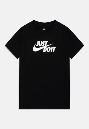 Czarna koszulka z krótkim rękawem z białym logo Nike Swoosh oraz napisem "JUST DO IT" na środku z przodu.