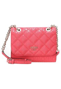 Červená prošívaná syntetická kabelka s logem, stříbrným kováním, řetízkovým popruhem a překlopným zapínáním. Má nastavitelný ramenní popruh.