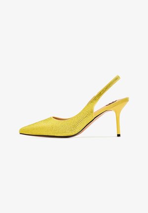 Žute slingback visoke potpetice s šiljastim vrhom, prekrivene sitnim rhinestonesima. Ima tanke potpetice i mekano unutarnje postavljanje.