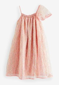 Vestido rosa sin mangas con un hombro con volantes, que cuenta con una superposición transparente con patrones coloridos en ondas y una cintura elástica.