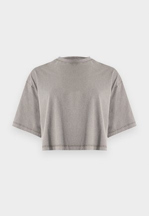 Κοντό γκρι μπλουζάκι από απαλό ύφασμα, με στρογγυλή λαιμόκοψη και κοντά μανίκια με ορατές λεπτομέρειες ραφής.