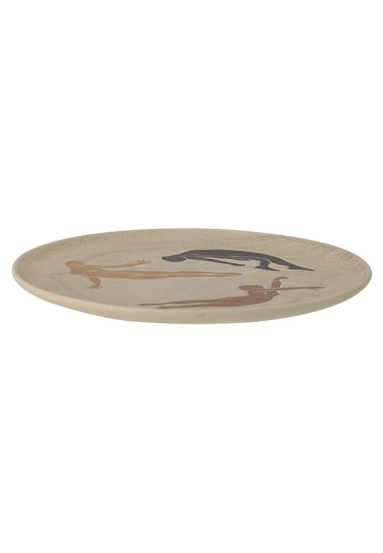 Assiette en céramique beige au design plat et rond, présentant des figures humaines stylisées en marron et bleu foncé. Texture lisse avec des détails subtils.