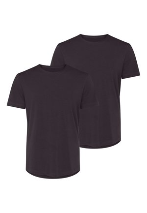 Dwie proste czarne koszulki z krótkim rękawem i okrągłym dekoltem, ułożone płasko, jedna lekko za drugą.