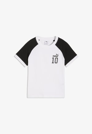 Hvid t-shirt med sorte raglanærmer, med et frontlogo der siger "PUMA 10." Fremstillet af blød bomuld. Enkelt design med kontrastfarver.