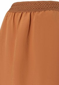 Orange, leichter Stoffrock; verfügt über einen gerafften elastischen Bund und eine glatte, fließende Textur mit sanften Drapierungen.