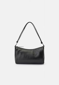 Mala de mão de couro preto com uma forma curva, alça longa, textura lisa e fecho de correr. Design minimalista sem detalhes visíveis de ferragens.