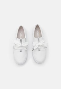 Sneaker bianche in pelle con finitura testurizzata, dotate di lacci bianchi larghi e di una cinghia decorativa argentata, punta arrotondata e suola ammortizzata.