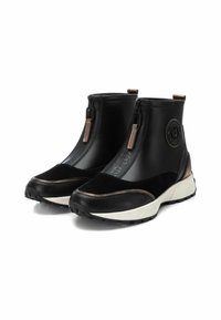 Carmela Botines con plataforma - black
