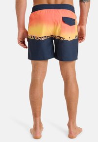 Herrbadshorts med en gradient från orange till marinblå, elastisk midja, logotypdetalj längs fållen och en bakficka med lock.