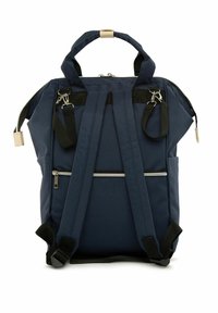 Sac à dos en tissu bleu marine avec poignée supérieure, bretelles noires réglables, poche zippée à l'avant et deux poches latérales, présentant un design structuré.