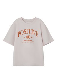 Hellrosa Baumwoll-T-Shirt mit kurzen Ärmeln, das orangen Text mit der Aufschrift „POSITIVE“ und ein grafisches Design mit begleitenden Phrasen zeigt.