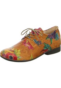 Chaussure à lacets florale avec un dessus en simili cuir marron. Présente des fleurs multicolores, un bout arrondi et un petit talon noir.