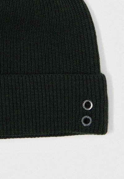 Tumppu pipo tummanvihreänä, jossa on ribbikuvio, käänteinen reunus ja kaksi metallista logoa sivussa.