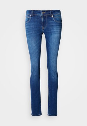 Dopasowane dżinsy z denimu w głębokim niebieskim kolorze, z klasycznym fasonem z pięcioma kieszeniami, zapięciem na guziki oraz subtelnym kontrastowym przeszyciem.