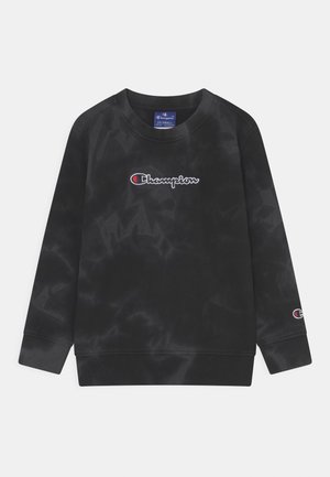 Sudadera Champion negra con patrón de tie-dye, mangas largas, logo en el pecho y un logo más pequeño en el puño de la manga izquierda, talla 2X pequeña.