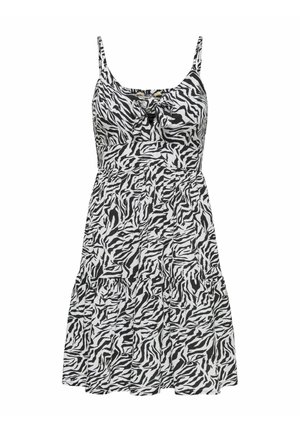 Haljina s uzorkom zebre u crno-bijeloj boji, tankih naramenica, uskog korpusa i raširenog suknje, s čvorastim detaljem sprijeda i slojevitim dizajnom.