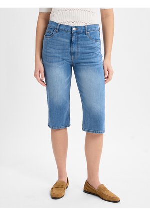 Hellblaue Jeans-Caprihosen mit geradem Schnitt, ausgestattet mit einem Taillenbund und einem Knopfverschluss, die direkt unter dem Knie enden.