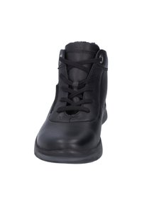 Bottes chevilles en cuir noir avec bout rond, lacets centraux et surface texturée. Présente des œillets en métal argenté et un col doux.