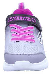Jasnoszare buty sportowe z różowymi akcentami, siateczkowa cholewka, sznurowany design, czarny pasek z napisem "SKECHERS" i teksturowana podeszwa.