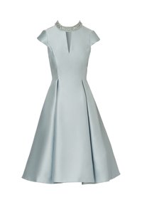 Jasnoniebieska satynowa sukienka z krótkimi rękawami, dopasowanym gorsetem, plisowaną spódnicą i koralikowym wykończeniem kołnierza z wycięciem typu keyhole przy dekolcie.