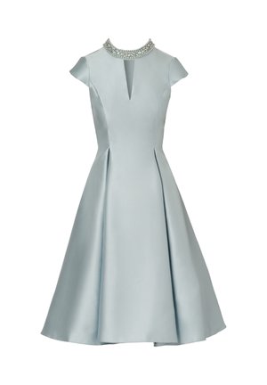 Abito in raso azzurro chiaro con maniche corte, corpetto aderente, gonna plissettata e dettagli con perline sul colletto, caratterizzato da un'apertura a goccia sullo scollo.