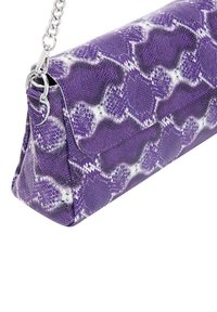 Borsetta con motivo a serpente viola, superficie testurizzata, dotata di tracolla in catena argentata e design strutturato.